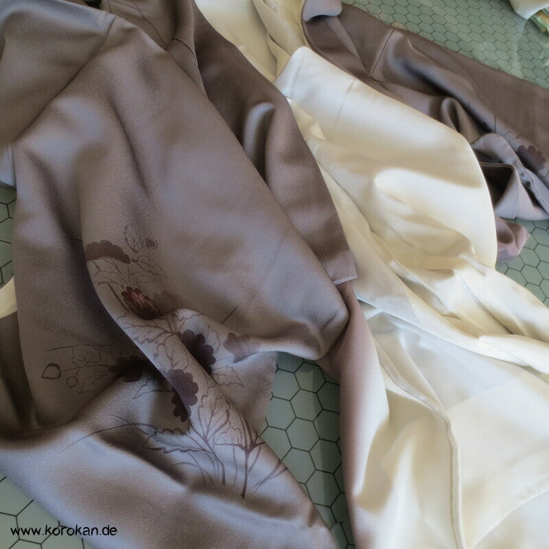 Tsukesage Kimono graumauve Seidendamast teilbestickt