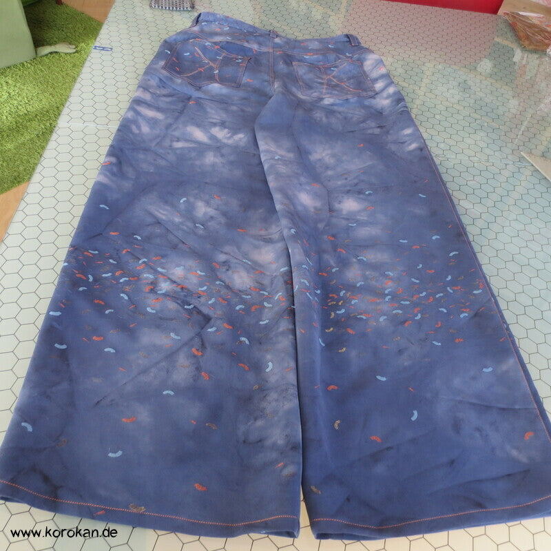 Jeans aus Kimono Seide mit eingewebten Fächern, gebatikt,  Gr. 38