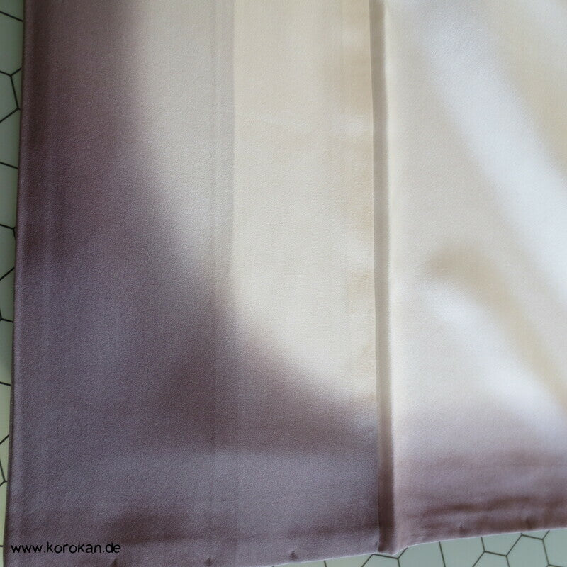 Tsukesage Kimono graumauve Seidendamast teilbestickt