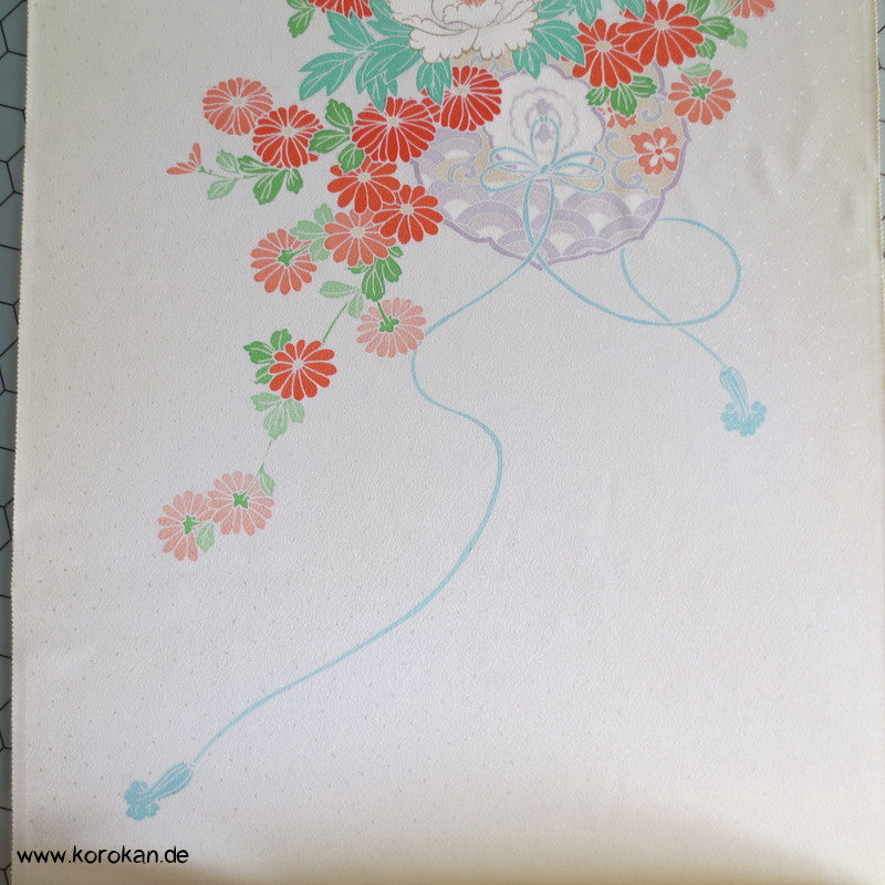 Yuzen Blumen mit Golddruck auf Schneegestöber Tanmono