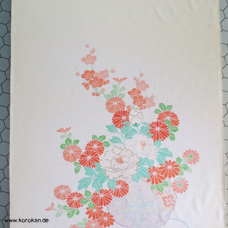 Yuzen Blumen mit Golddruck auf Schneegestöber Tanmono