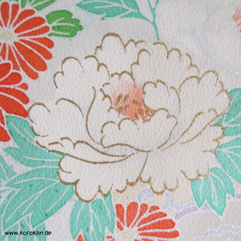 Yuzen Blumen mit Golddruck auf Schneegestöber Tanmono