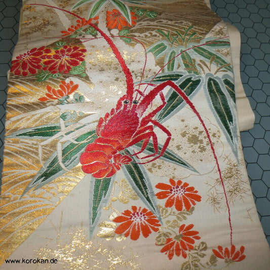 Languste / Ebi Krabbe zwischen Blüten Nagoya Obi Seidenbrokat Kimonogürtel