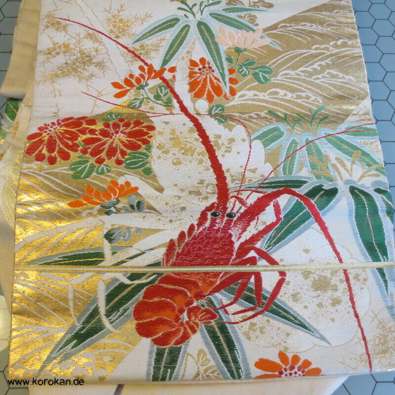 Languste / Ebi Krabbe zwischen Blüten Nagoya Obi Seidenbrokat Kimonogürtel