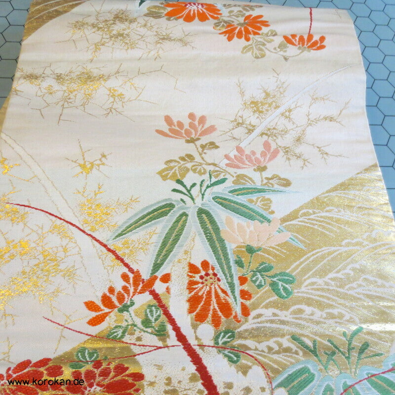 Languste / Ebi Krabbe zwischen Blüten Nagoya Obi Seidenbrokat Kimonogürtel