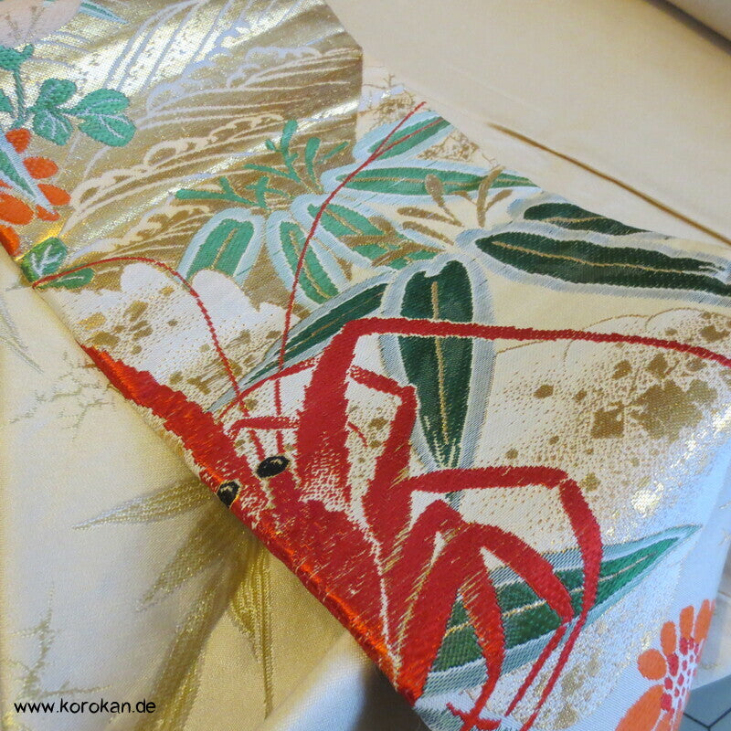 Languste / Ebi Krabbe zwischen Blüten Nagoya Obi Seidenbrokat Kimonogürtel