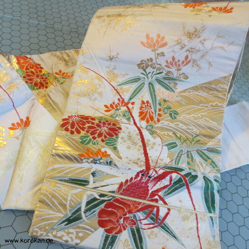Languste / Ebi Krabbe zwischen Blüten Nagoya Obi Seidenbrokat Kimonogürtel