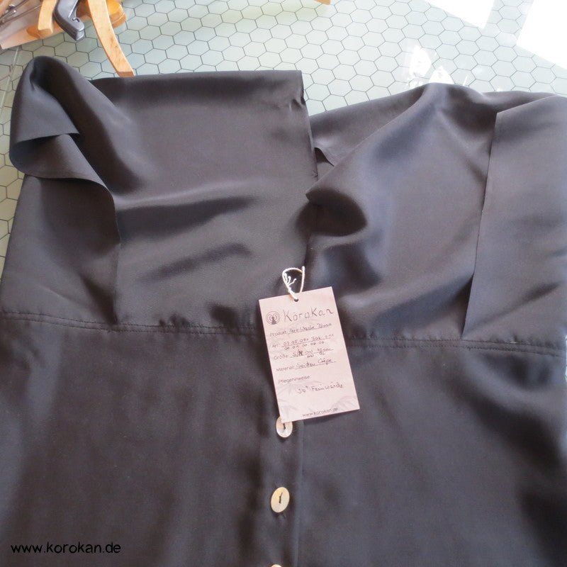 schwarze Chirimen Crêpe Zero Waste Seidenbluse