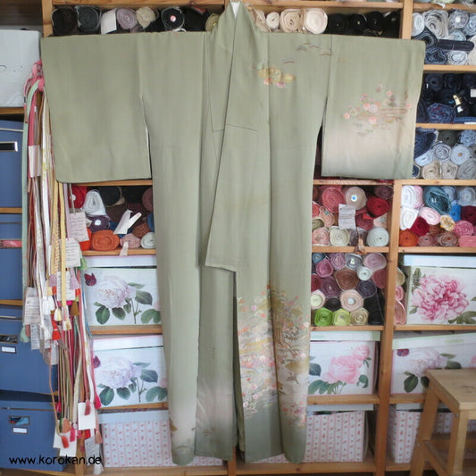 khakigrün Homongi Seidencrepe Kimono, Stickereibild