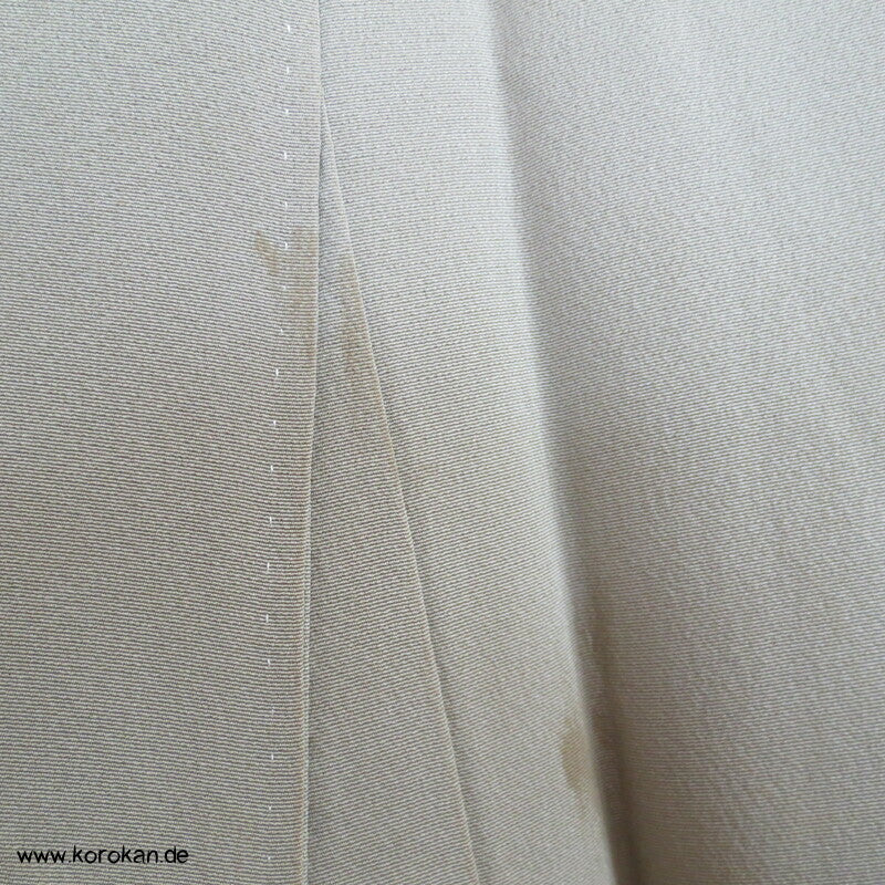 khakigrün Homongi Seidencrepe Kimono, Stickereibild