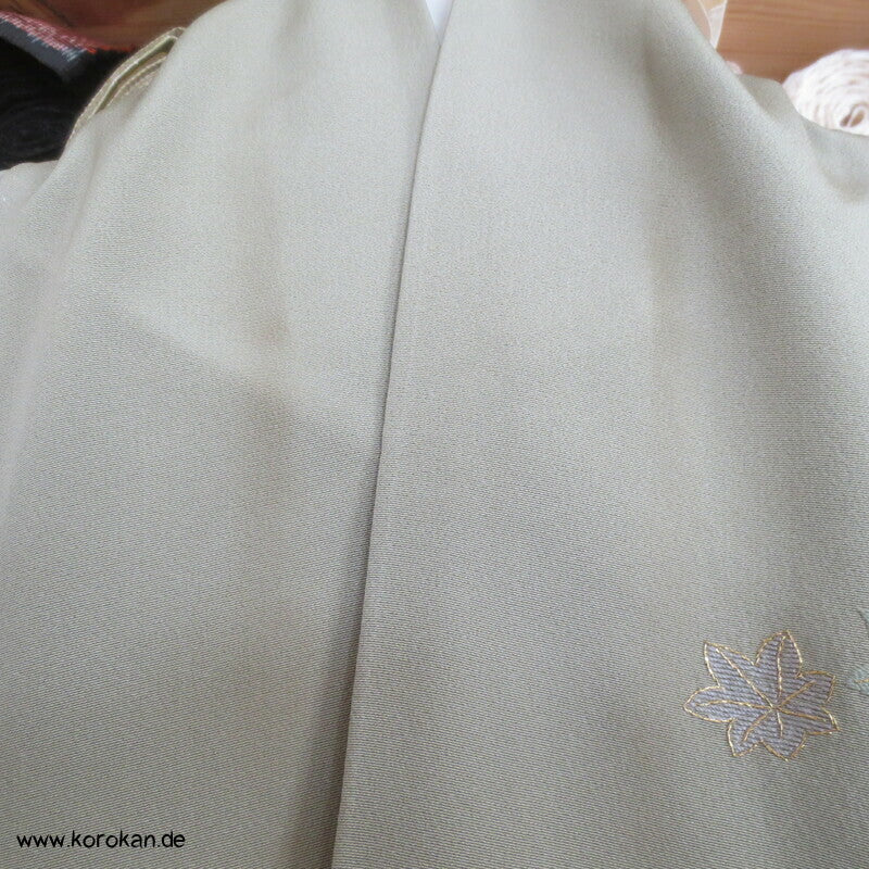 khakigrün Homongi Seidencrepe Kimono, Stickereibild