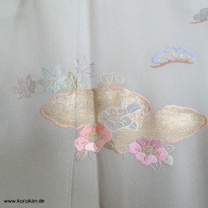 khakigrün Homongi Seidencrepe Kimono, Stickereibild