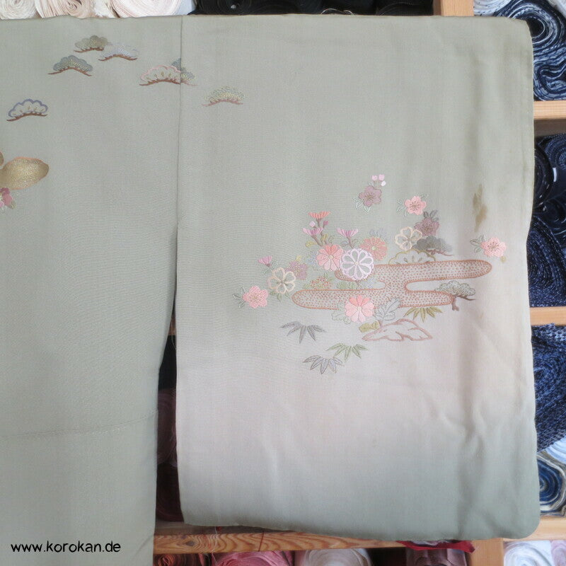 khakigrün Homongi Seidencrepe Kimono, Stickereibild