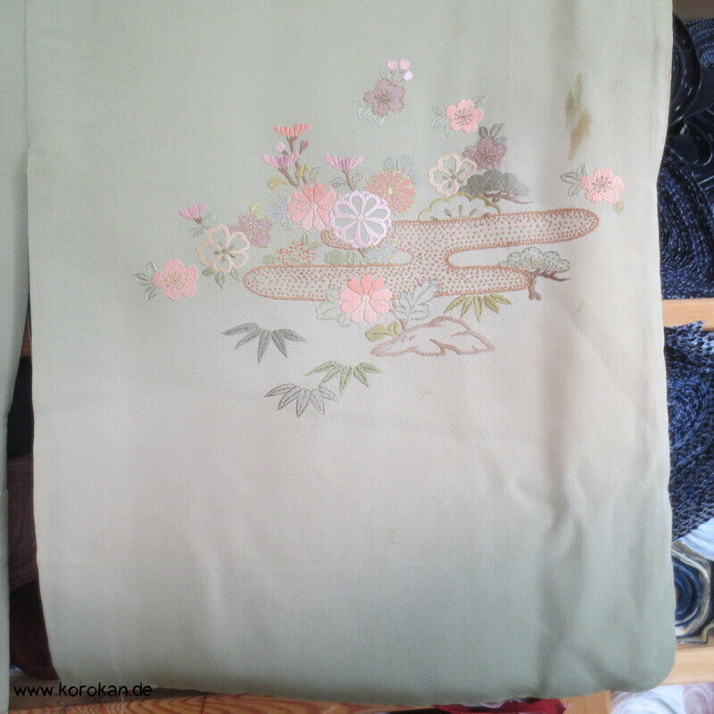 khakigrün Homongi Seidencrepe Kimono, Stickereibild