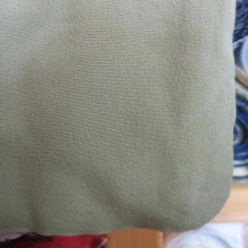 khakigrün Homongi Seidencrepe Kimono, Stickereibild