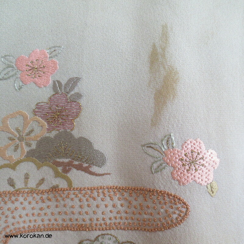 khakigrün Homongi Seidencrepe Kimono, Stickereibild