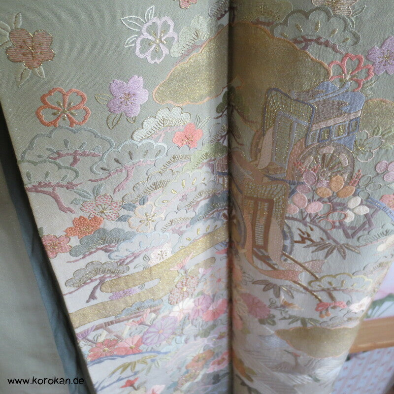 khakigrün Homongi Seidencrepe Kimono, Stickereibild