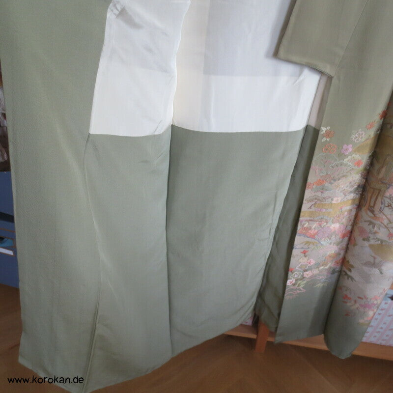 khakigrün Homongi Seidencrepe Kimono, Stickereibild
