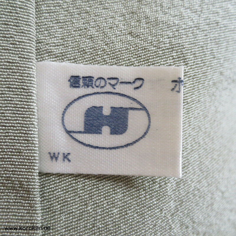 khakigrün Homongi Seidencrepe Kimono, Stickereibild