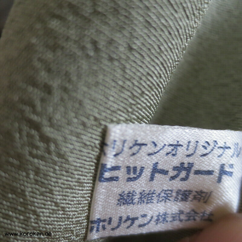khakigrün Homongi Seidencrepe Kimono, Stickereibild