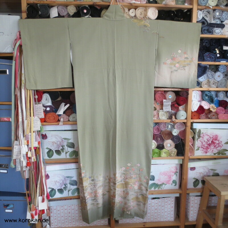 khakigrün Homongi Seidencrepe Kimono, Stickereibild