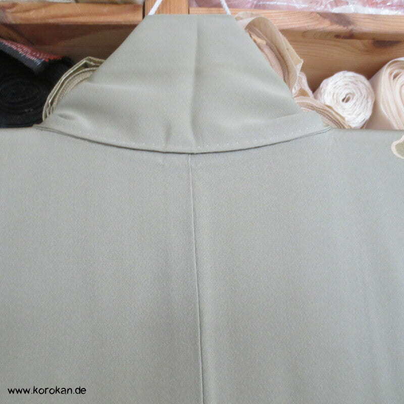 khakigrün Homongi Seidencrepe Kimono, Stickereibild