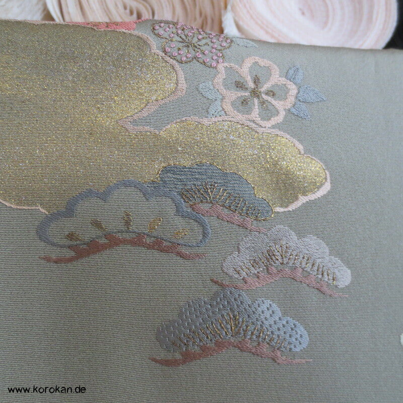 khakigrün Homongi Seidencrepe Kimono, Stickereibild