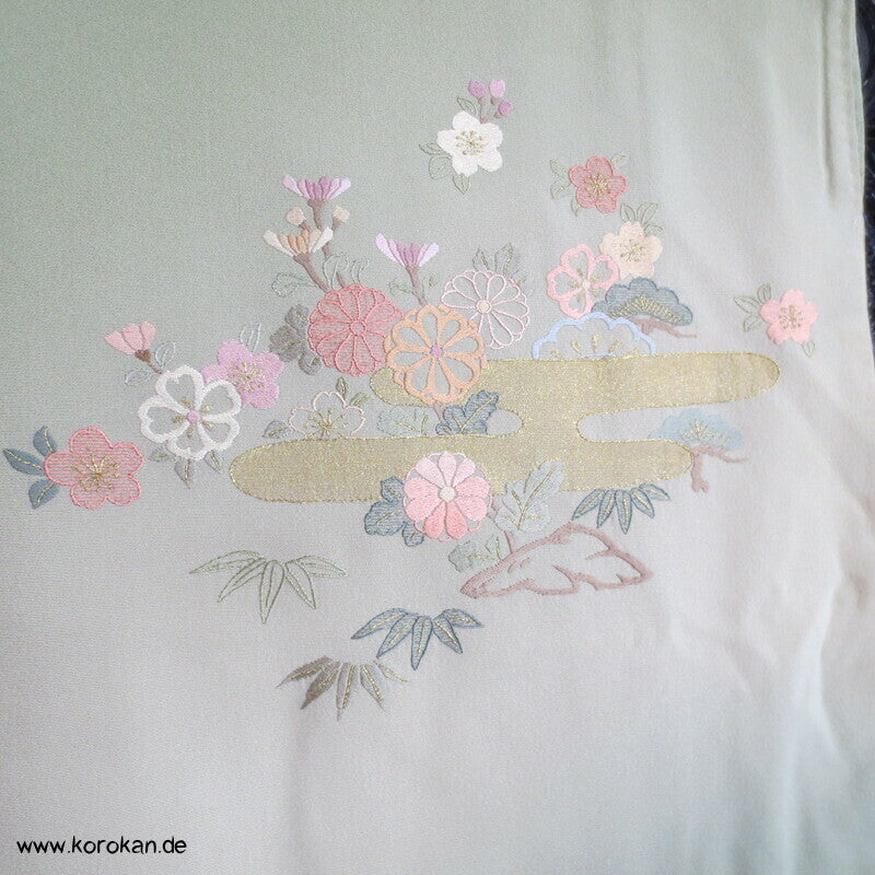 khakigrün Homongi Seidencrepe Kimono, Stickereibild
