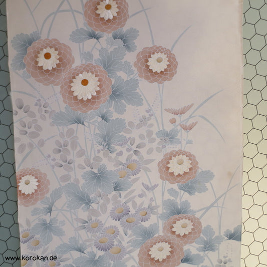 Kugelchrysanthemen mit Teilstickerei, Tanmono