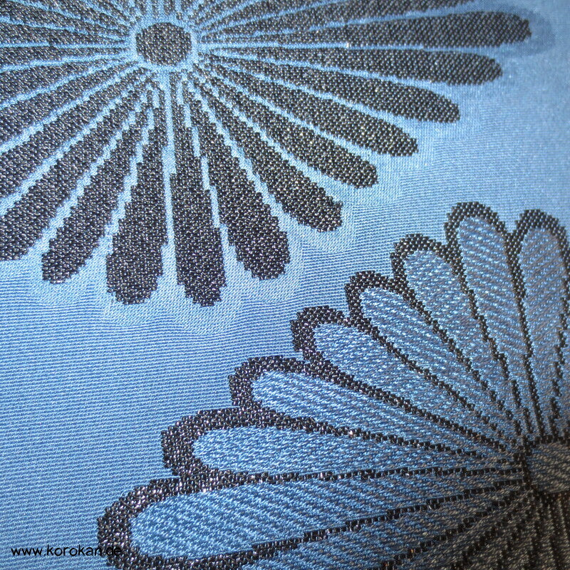 schwarz glänzende Urushi Diamanrauten in blau Seidenbrokat