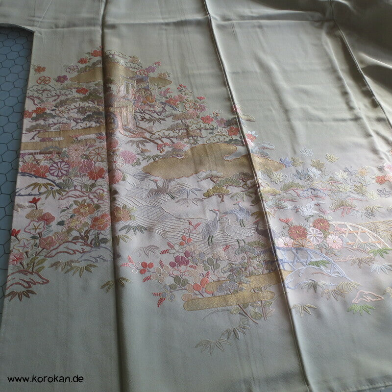 khakigrün Homongi Seidencrepe Kimono, Stickereibild