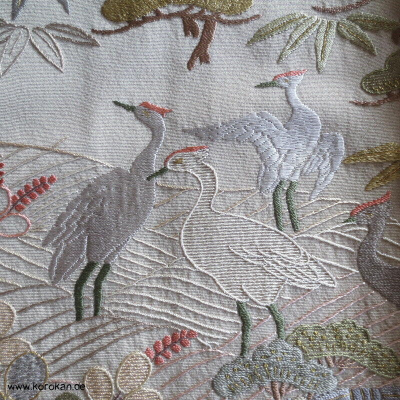 khakigrün Homongi Seidencrepe Kimono, Stickereibild