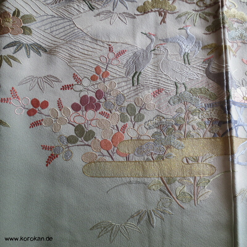 khakigrün Homongi Seidencrepe Kimono, Stickereibild