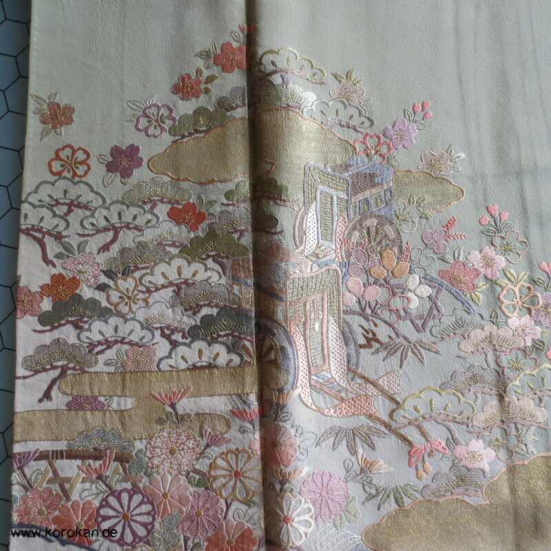 khakigrün Homongi Seidencrepe Kimono, Stickereibild