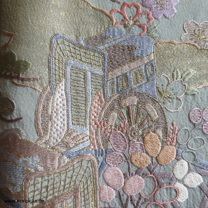 khakigrün Homongi Seidencrepe Kimono, Stickereibild