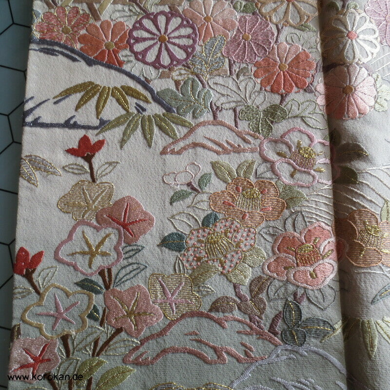 khakigrün Homongi Seidencrepe Kimono, Stickereibild