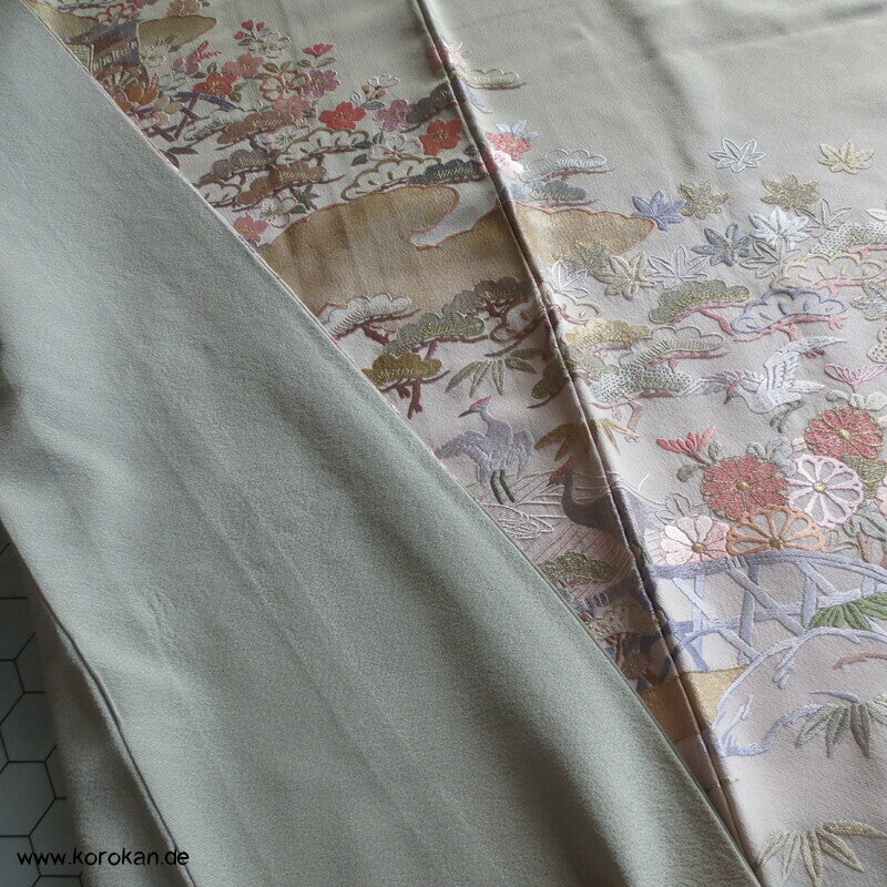 khakigrün Homongi Seidencrepe Kimono, Stickereibild