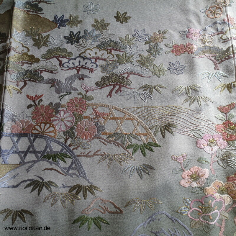 khakigrün Homongi Seidencrepe Kimono, Stickereibild