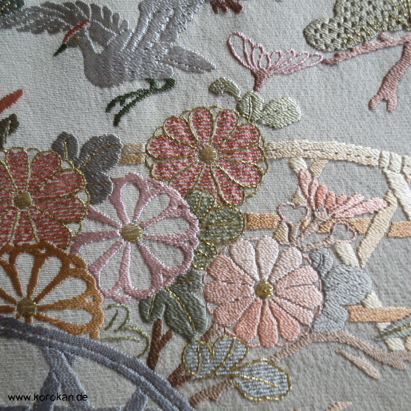 khakigrün Homongi Seidencrepe Kimono, Stickereibild