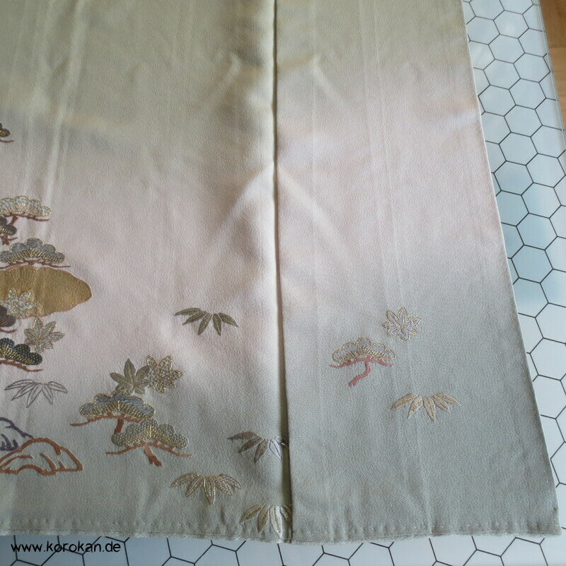 khakigrün Homongi Seidencrepe Kimono, Stickereibild
