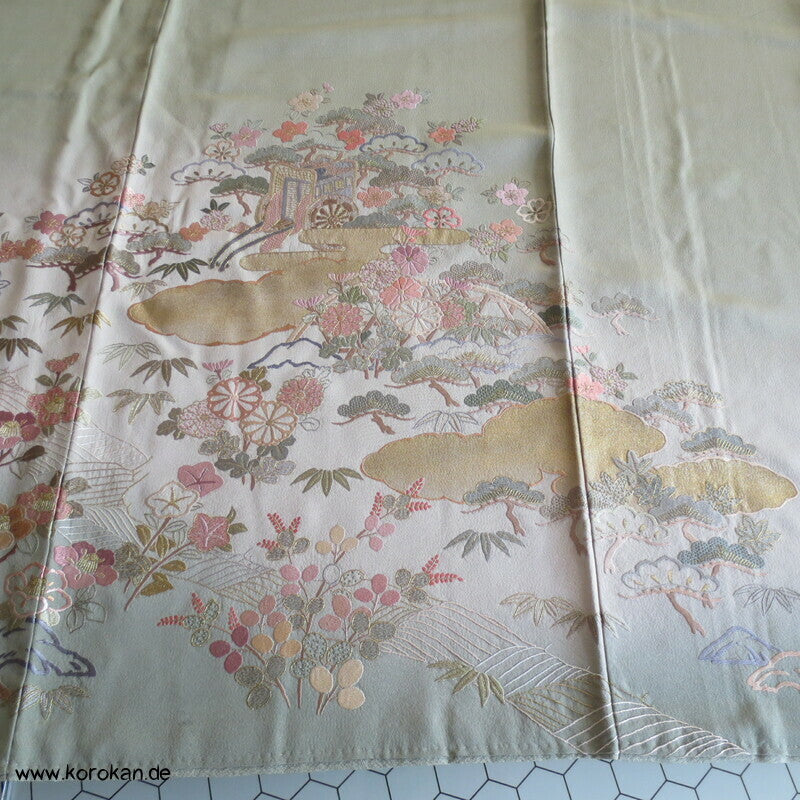 khakigrün Homongi Seidencrepe Kimono, Stickereibild