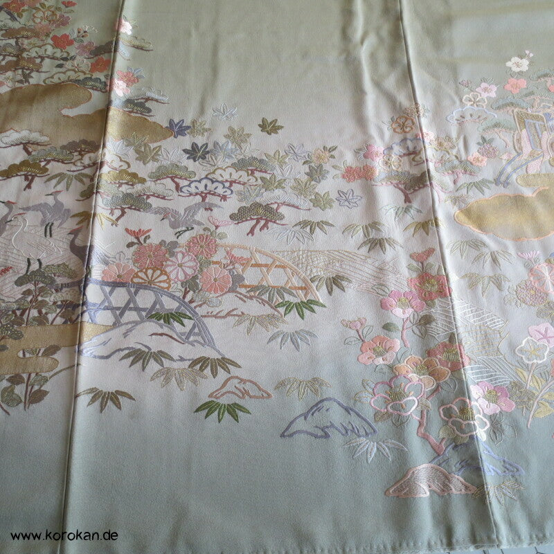 khakigrün Homongi Seidencrepe Kimono, Stickereibild