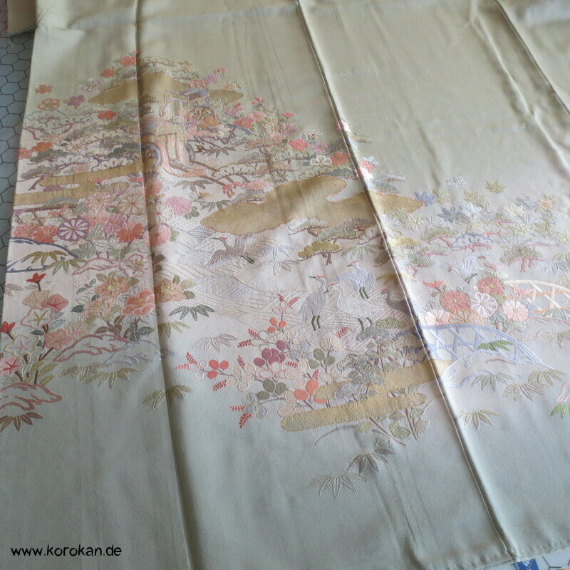 khakigrün Homongi Seidencrepe Kimono, Stickereibild