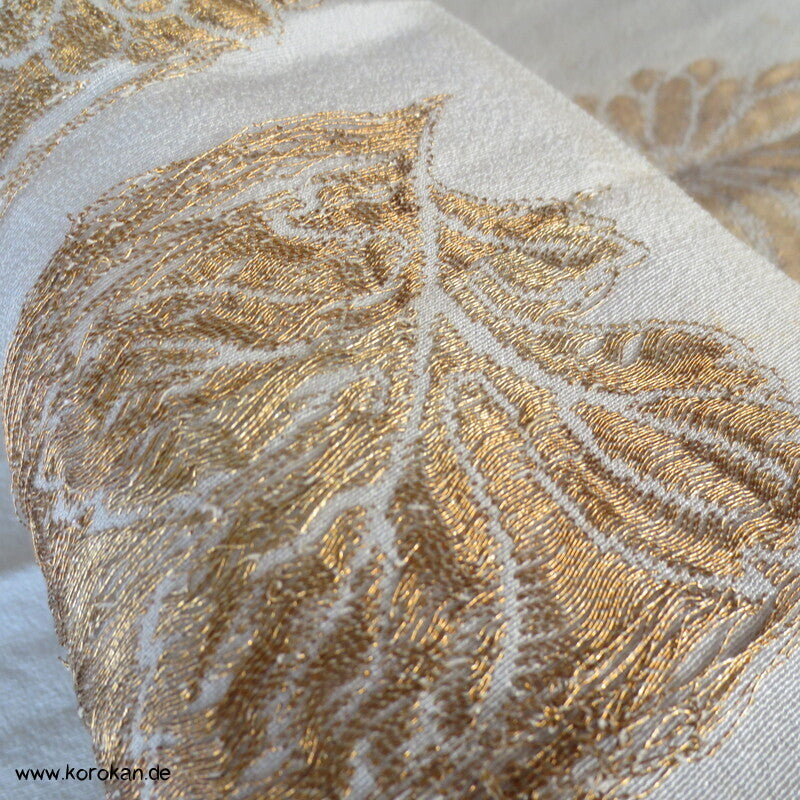 glänzende Chrysanthemen mit Goldfäden Seidenbrokat