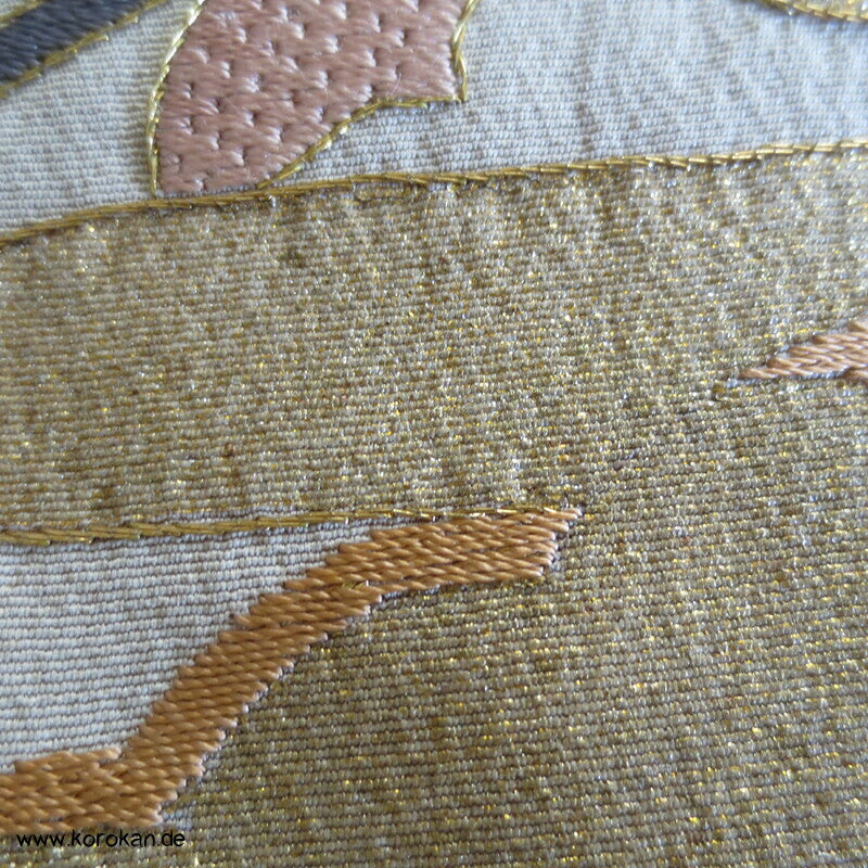 khakigrün Homongi Seidencrepe Kimono, Stickereibild