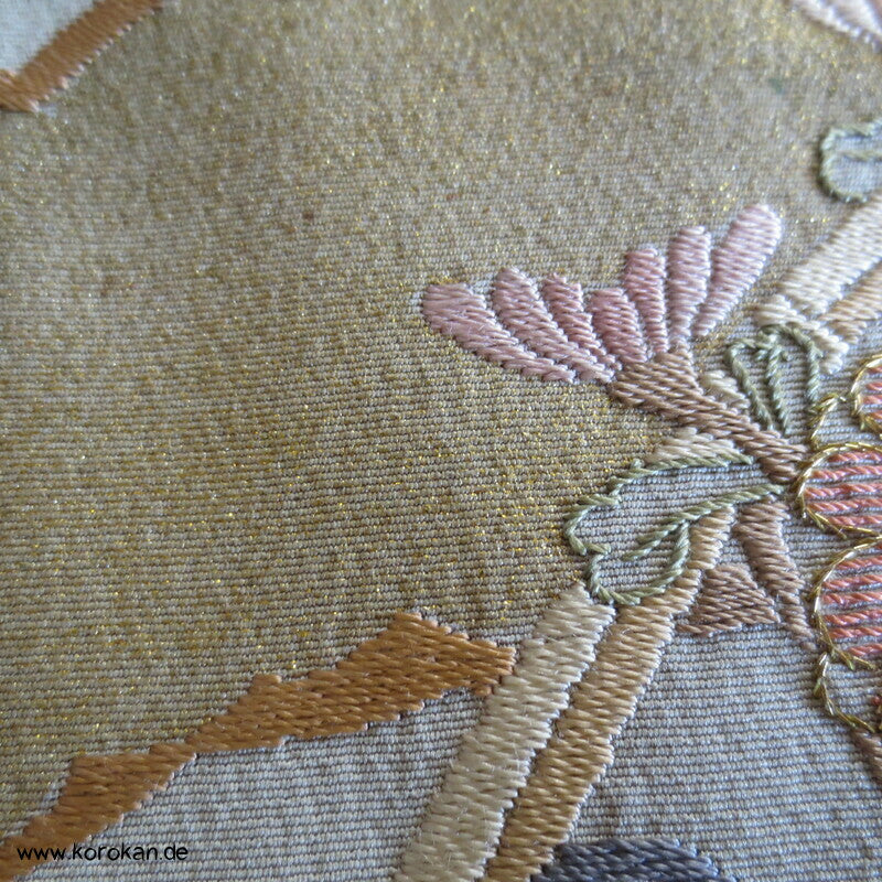 khakigrün Homongi Seidencrepe Kimono, Stickereibild