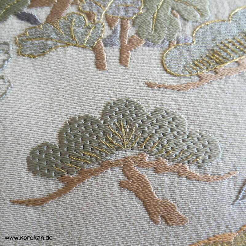 khakigrün Homongi Seidencrepe Kimono, Stickereibild