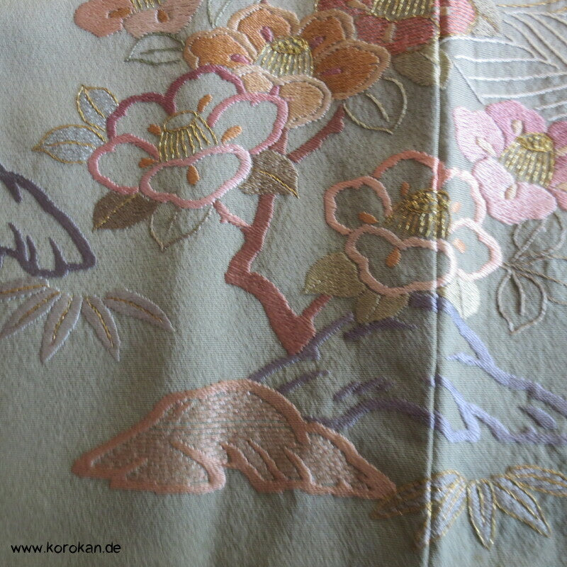 khakigrün Homongi Seidencrepe Kimono, Stickereibild