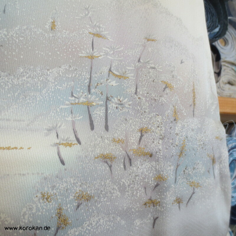 Tsukesage Kimono hellgrau Schneelandschaft mit Tempel