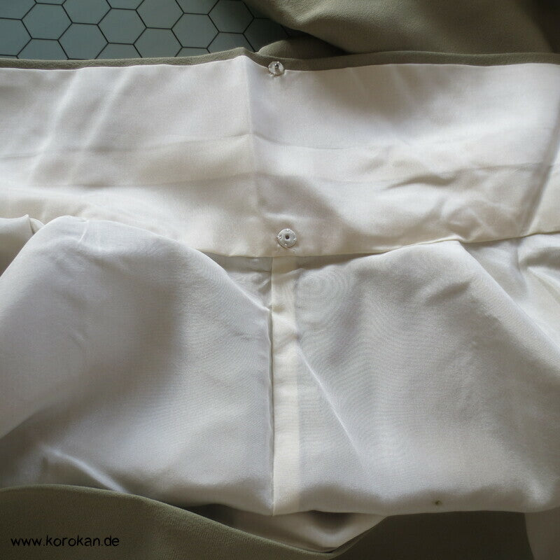 khakigrün Homongi Seidencrepe Kimono, Stickereibild